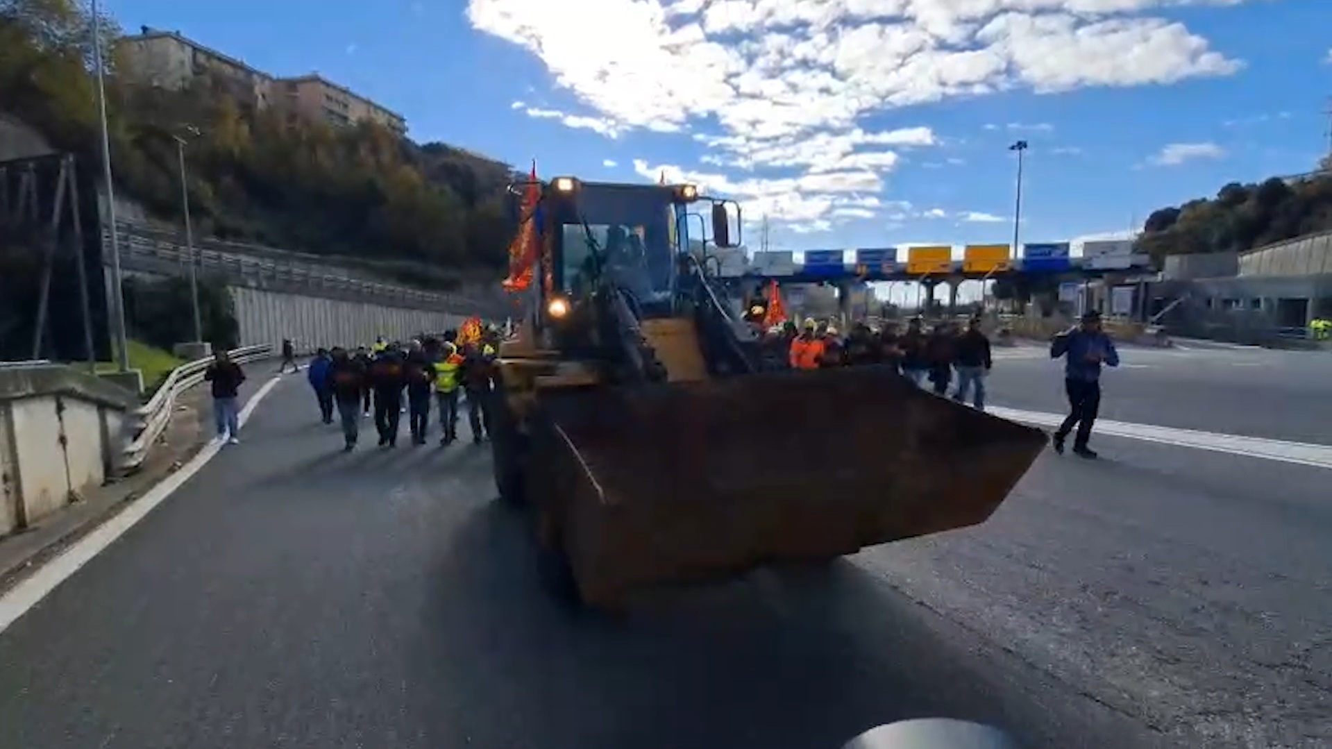 Ex Ilva, il video degli operai che bloccano l’autostrada a Genova: in corteo con la pala meccanica