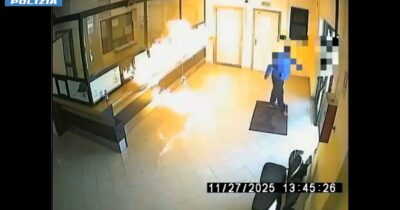 Copertina di Dà fuoco al Comune di Gioia Tauro e al container di un cantiere edile: incastrato dalle telecamere – Video