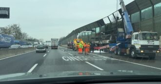 Copertina di Pullman turistico prende fuoco sulla A4 dopo il casello Milano Est: l’autista riesce a mettersi in salvo – Video