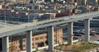 Copertina di Ex Ilva, il corteo dei lavoratori sfila sul Ponte San Giorgio a Genova: il video della protesta