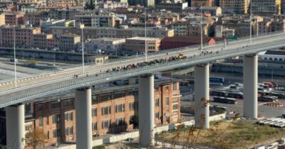 Copertina di Ex Ilva, il corteo dei lavoratori sfila sul Ponte San Giorgio a Genova: il video della protesta