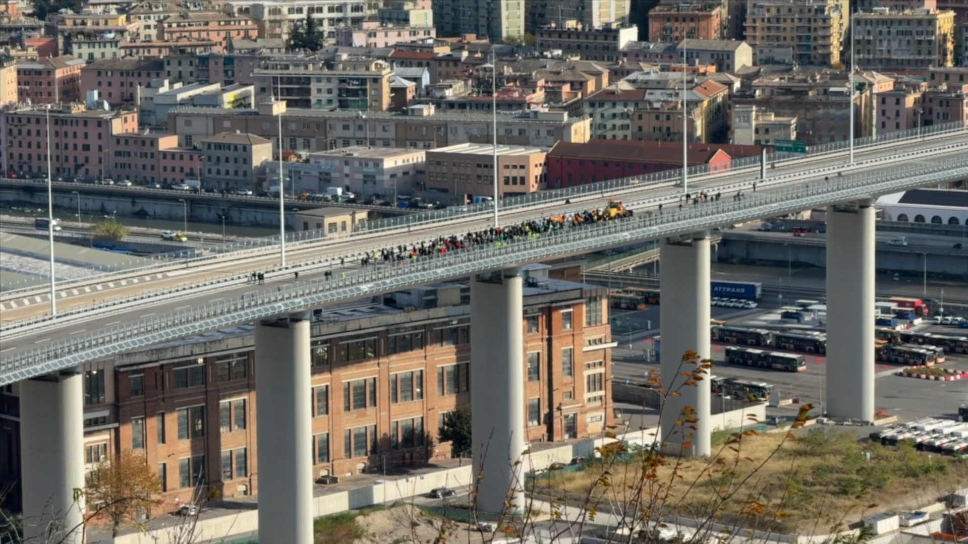 ex ilva il corteo dei lavoratori sfila sul ponte san giorgio a genova il video della protesta