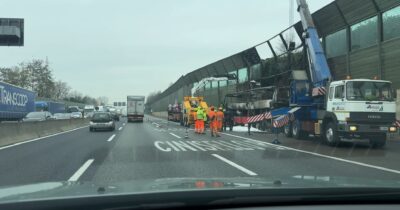 Copertina di Pullman turistico prende fuoco sulla A4 dopo il casello Milano Est: l’autista riesce a mettersi in salvo – Video