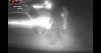 Copertina di Latina, dà fuoco di notte alle auto della polizia: incastrato dalle telecamere. Il video