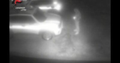 Copertina di Latina, dà fuoco di notte alle auto della polizia: incastrato dalle telecamere. Il video