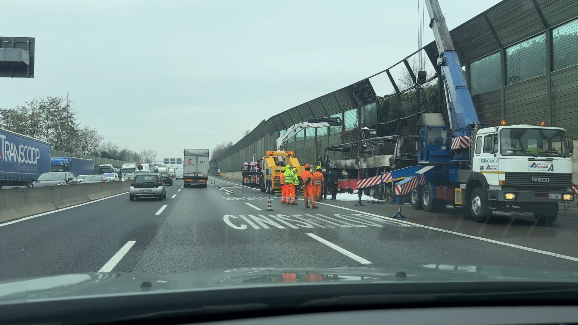 pullman turistico prende fuoco sulla a4 dopo il casello milano est l8217autista riesce a mettersi in salvo 8211 video