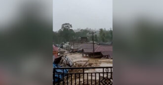Copertina di Una valanga di acqua e fango travolge i villaggi dell’isola di Sumatra: oltre 700 morti e centinaia di dispersi