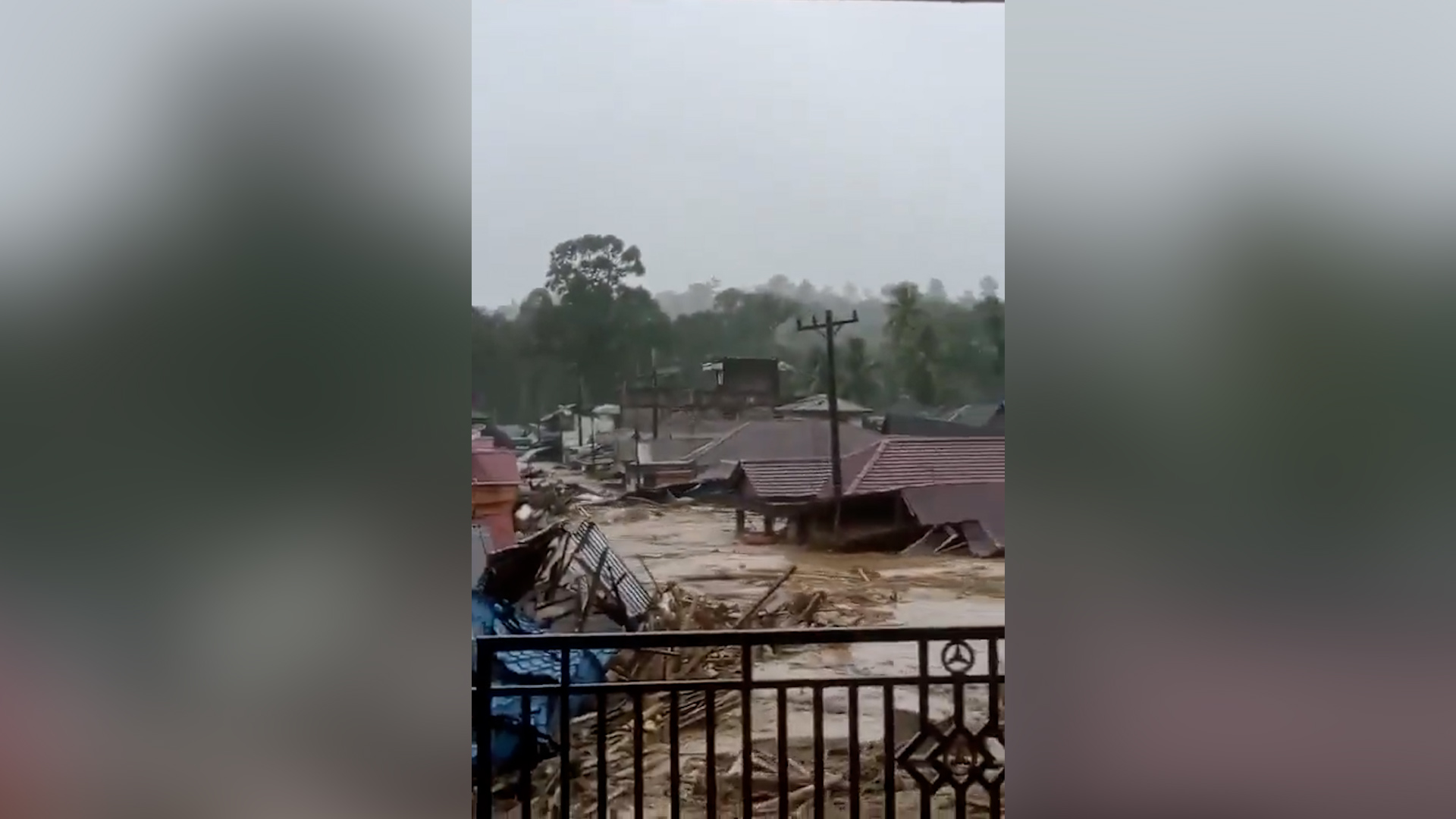 una valanga di acqua e fango travolge i villaggi dell8217isola di sumatra oltre 700 morti e centinaia di dispersi da Ilfattoquotidiano.it una valanga di acqua e fango travolge i villaggi dell8217isola di sumatra oltre 700 morti e centinaia di dispersi