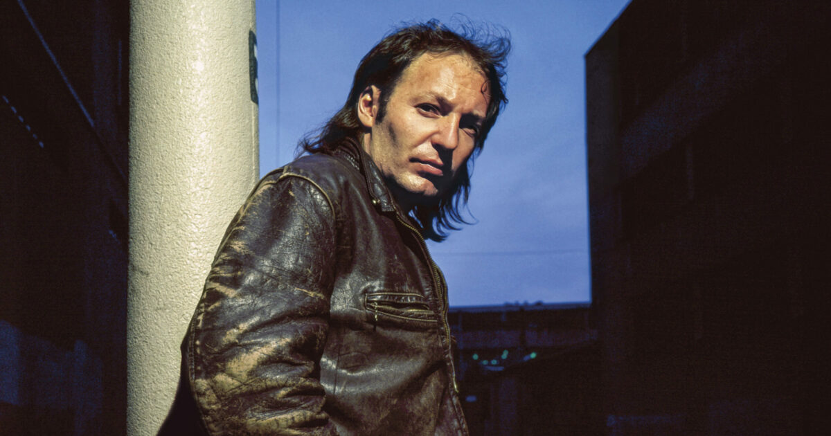 “Per arrivare a parole oneste che vengono da dentro, devi stare attento e soffiare piano come si fa con le bolle di sapone”: Vasco Rossi celebra i 40 anni di “Cosa succede in città”