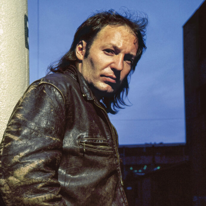 “Per arrivare a parole oneste che vengono da dentro, devi stare attento e soffiare piano come si fa con le bolle di sapone”: Vasco Rossi celebra i 40 anni di “Cosa succede in città”