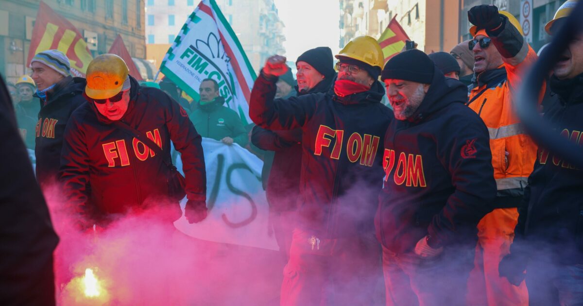 Gli operai dell’Ilva bloccano l’aeroporto di Genova. De Palma: “Meloni deve dare una risposta urgente”