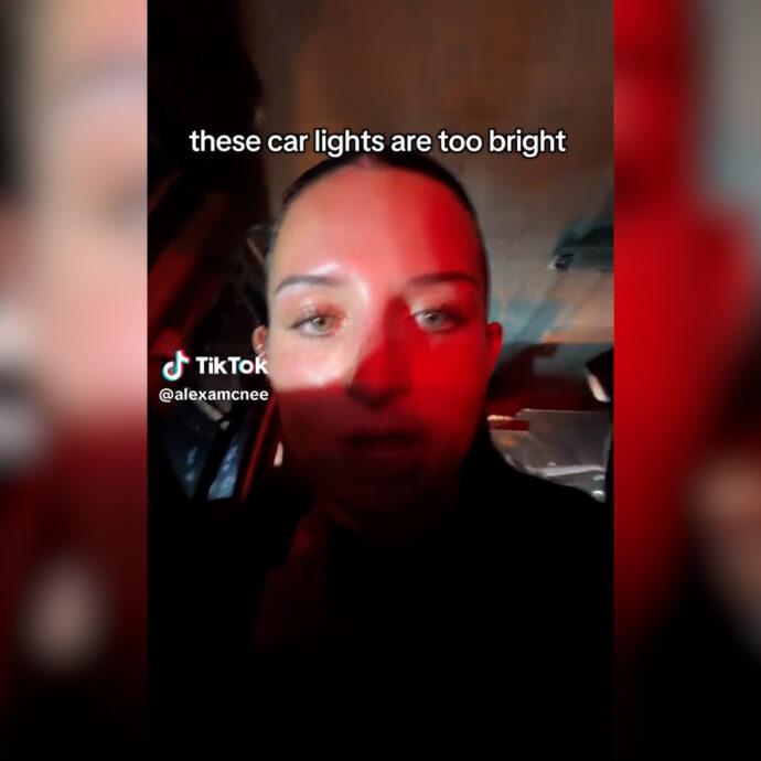 “Ho quasi visto Dio”: lo sfogo di un’automobilista accecata dai fari di un’altra macchina diventa virale e scatena il dibattito