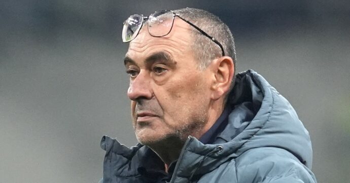 “Spostiamo le postazioni var lontane dalle panchine, così l’arbitro decide in tranquillità”: la proposta di Maurizio Sarri