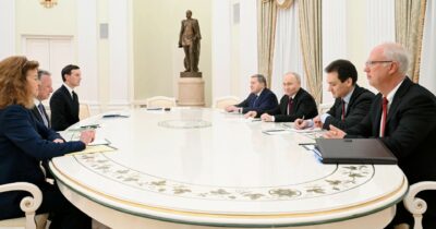 Copertina di Ucraina, Putin negozia e avvisa: «Se la Ue  vuole la guerra noi siamo pronti»