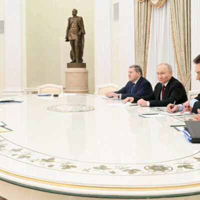 Copertina di Ucraina, Putin negozia e avvisa: «Se la Ue  vuole la guerra noi siamo pronti»