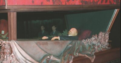 Copertina di C’è vita dopo la morte:  scambi e avventure di cadaveri illustri nel saggio di Alajmo e Carapezza