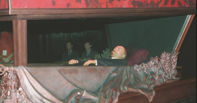 C’è vita dopo la morte:  scambi e avventure di cadaveri illustri nel saggio di Alajmo e Carapezza