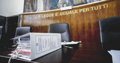 Copertina di Direttiva anticorruzione Ue, Meloni  ottiene lo sconto sull’abuso d’ufficio per dire sì