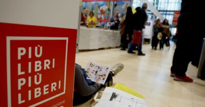 Copertina di Più libri più liberi: 80 intellettuali contro l’ospite neonazista. Ma l’Aie non censura