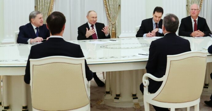 Putin: “L’Europa ostacola la pace, se vuole la guerra noi siamo pronti”. Colloqui con Witkoff e Kushner a Mosca. Trump: “In Ucraina è un disastro”