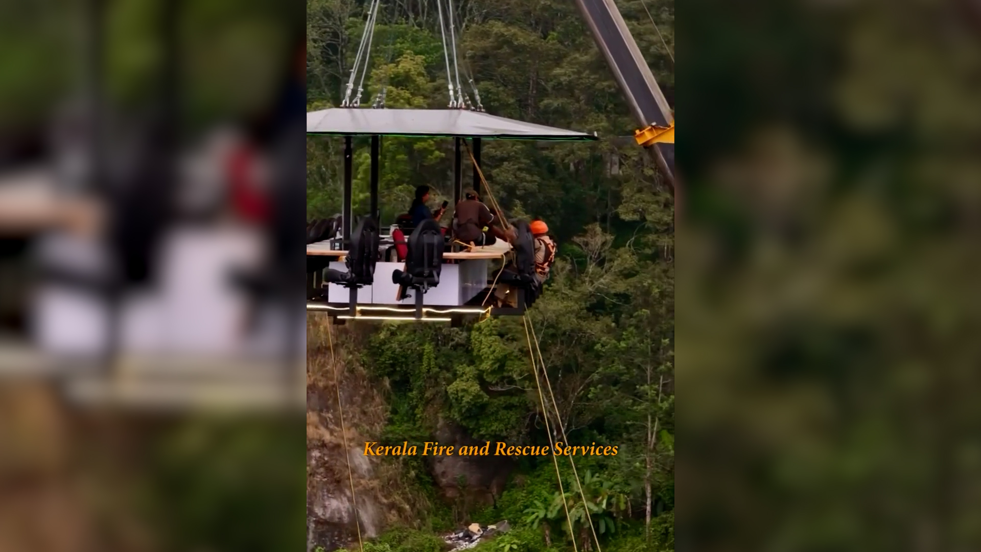 famiglia intrappolata per ore in un ristorante sospeso l8217incredibile salvataggio a 40 metri di altezza 8211 video da Ilfattoquotidiano.it famiglia intrappolata per ore in un ristorante sospeso l8217incredibile salvataggio a 40 metri di altezza 8211 video