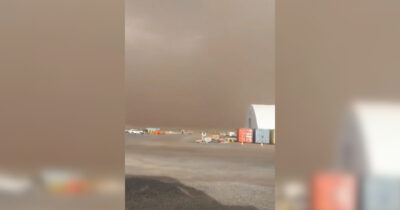 Copertina di Maxi tempesta di sabbia nel deserto di Tanami: la nube oscura il cielo. Le spettacolari immagini