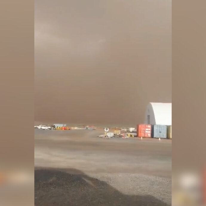 Maxi tempesta di sabbia nel deserto di Tanami: la nube oscura il cielo. Le spettacolari immagini