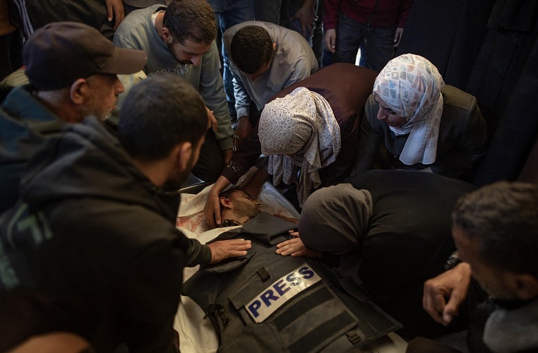 Gaza, un drone israeliano ha ucciso il fotoreporter Mohammed Wadi: ferito un altro giornalista Gaza, un drone israeliano ha ucciso il fotoreporter Mohammed Wadi: ferito un altro giornalista