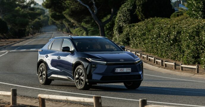 Toyota aggiorna il suv elettrico bZ4X. Design incisivo, più potenza e autonomia – FOTO