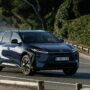 Copertina di Toyota aggiorna il suv elettrico bZ4X. Design incisivo, più potenza e autonomia – FOTO
