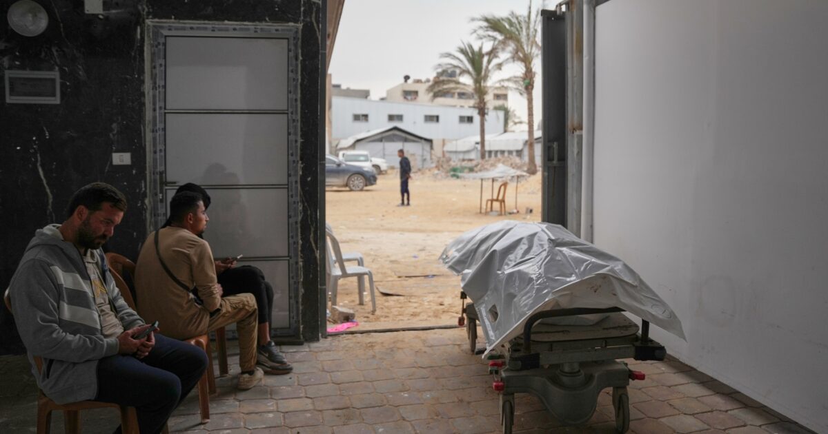 Gaza, raid di Israele su Khan Younis: sei morti tra cui due bambini. Netanyahu: “Risposta a un attacco ai nostri soldati”