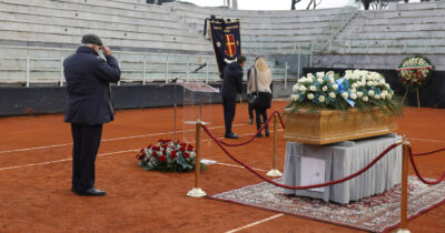 Copertina di Nicola Pietrangeli, le immagini della camera ardente al Foro Italico. Il figlio Marco: “Il tennis italiano gli ha dato tanta soddisfazione, checché se ne dica”