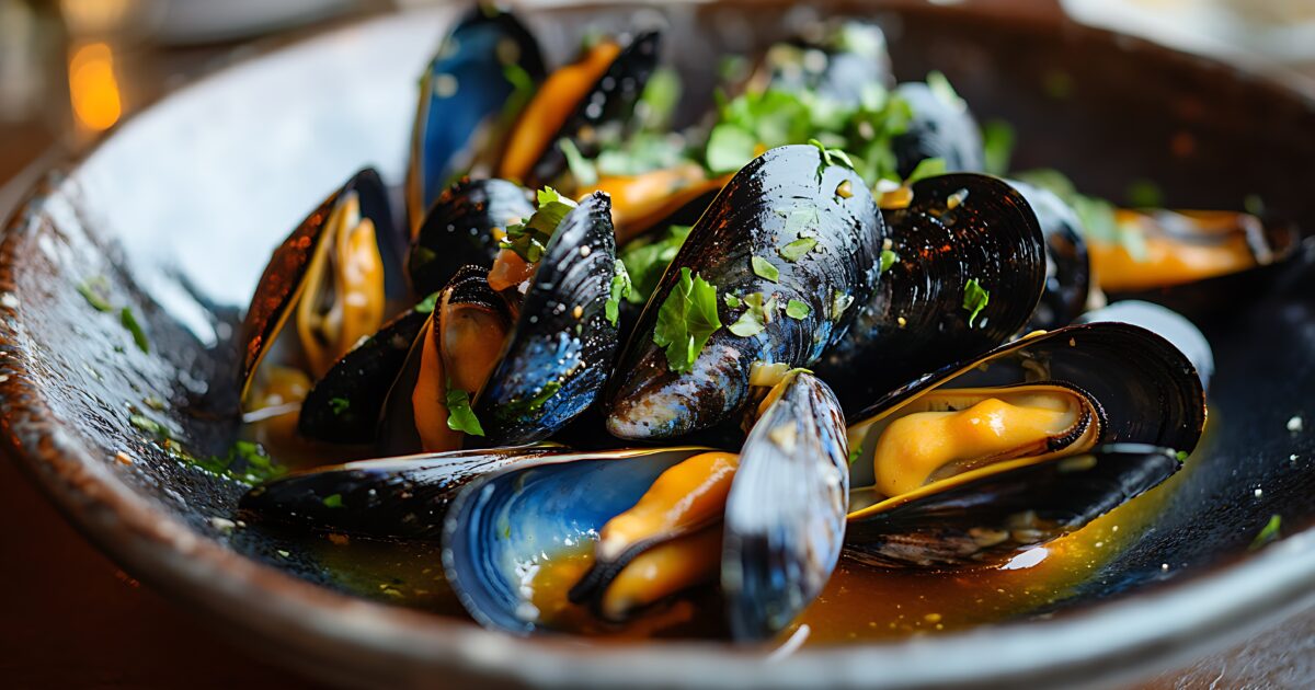 Scivola sull’impepata di cozze rovesciata dalla cameriera e si taglia il mento: ristorante condannato a risarcirla con 15 mila euro