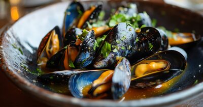 Copertina di Scivola sull’impepata di cozze rovesciata dalla cameriera e si taglia il mento: ristorante condannato a risarcirla con 15 mila euro