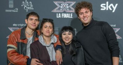 Copertina di X Factor 2025, la Finalissima a Napoli: la scaletta, chi sono i 4 concorrenti in gara, i due superospiti e chi potrebbe vincere (e spiazzare tutti)