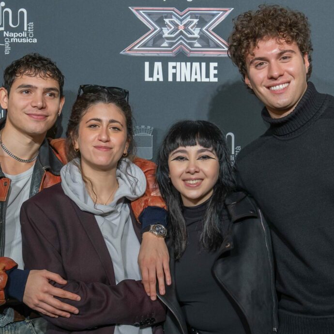 X Factor 2025, la Finalissima a Napoli: la scaletta, chi sono i 4 concorrenti in gara, i due superospiti e chi potrebbe vincere (e spiazzare tutti)