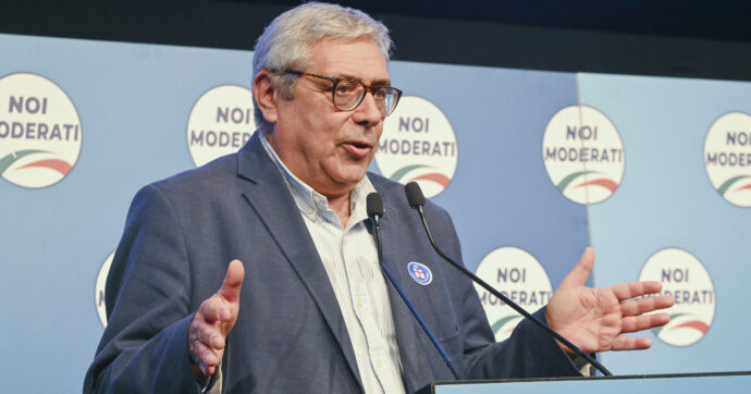 “Non bastano le dimissioni da leader della Dc, può reiterare il reato con la sua fitta rete di conoscenze”: perché la gip ha mandato Totò Cuffaro ai domiciliari