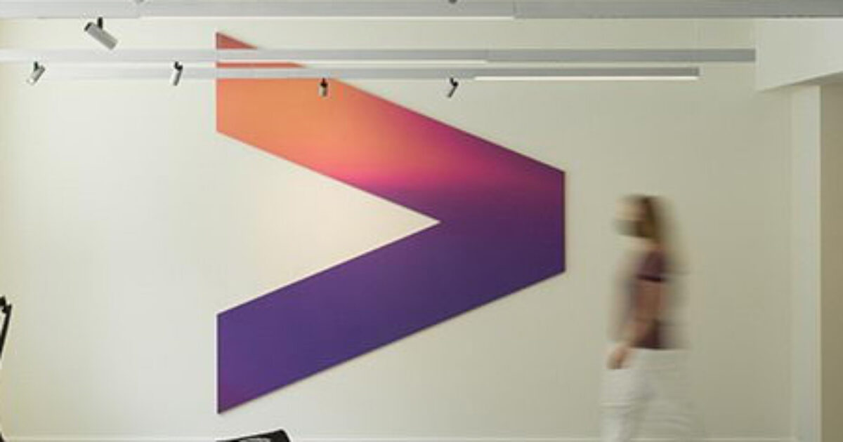 “Trasferiti a centinaia di chilometri da casa o licenziati”: così Accenture vuole gestire il customer care di Enel