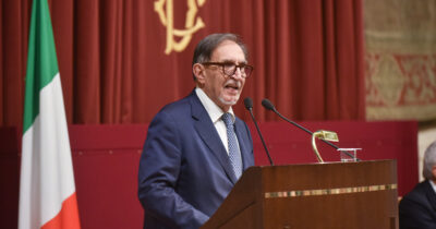 Copertina di Carceri, la destra litiga sull’indultino. La Russa: “Chi è a fine pena esca a Natale”. No di Mantovano: “Aumentiamo i posti”