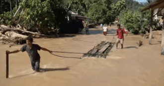 Copertina di Alluvione in Indonesia, l’acqua fangosa ricopre l’isola di Sumatra: si cercano i dispersi