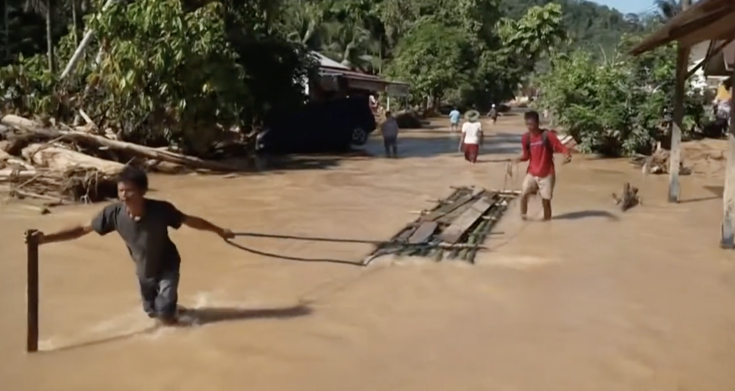 alluvione in indonesia l8217acqua fangosa ricopre l8217isola di sumatra si cercano i dispersi
