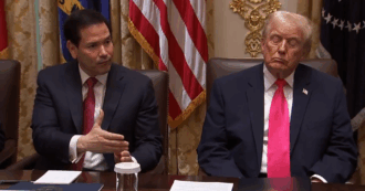 Copertina di “Trump dorme durante una riunione in diretta tv”. La replica della Casa Bianca: “Era solo concentrato”. Il video