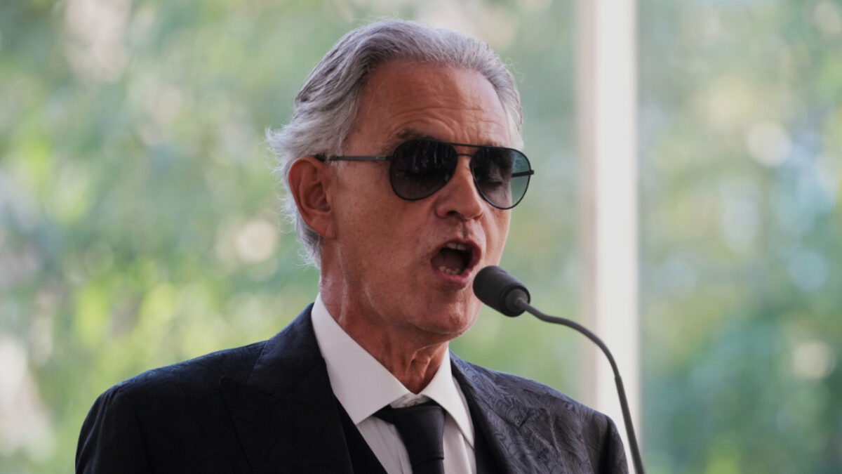 Furto da mezzo milione di euro nella villa di Andrea Bocelli a Forte dei Marmi. Bottino di gioielli, orologi di pregio, contanti e borse di lusso