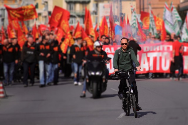 al videomaker del fattoquotidianoit pietro barabino il premio cronista ligure dell8217anno sguardo mai banale sulle mobilitazioni per gaza