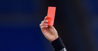 Copertina di Lo strano caso accaduto in Spagna: un arbitro ha espulso un altro arbitro | Domeniche Bestiali