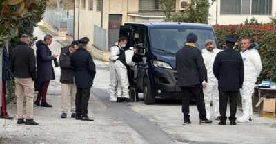 Copertina di Donna picchiata a morte in casa nell’Anconetano: si cerca il marito. L’aveva già aggredita con un’ascia