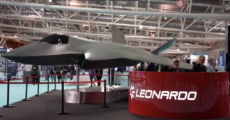 Copertina di Aerospazio e difesa | Viaggio tra caccia, droni e satelliti negli stand del settore che si fa ricco con la guerra: “Gli affari crescono rapidamente”