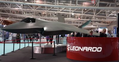 Copertina di Aerospazio e difesa | Viaggio tra caccia, droni e satelliti negli stand del settore che si fa ricco con la guerra: “Gli affari crescono rapidamente”