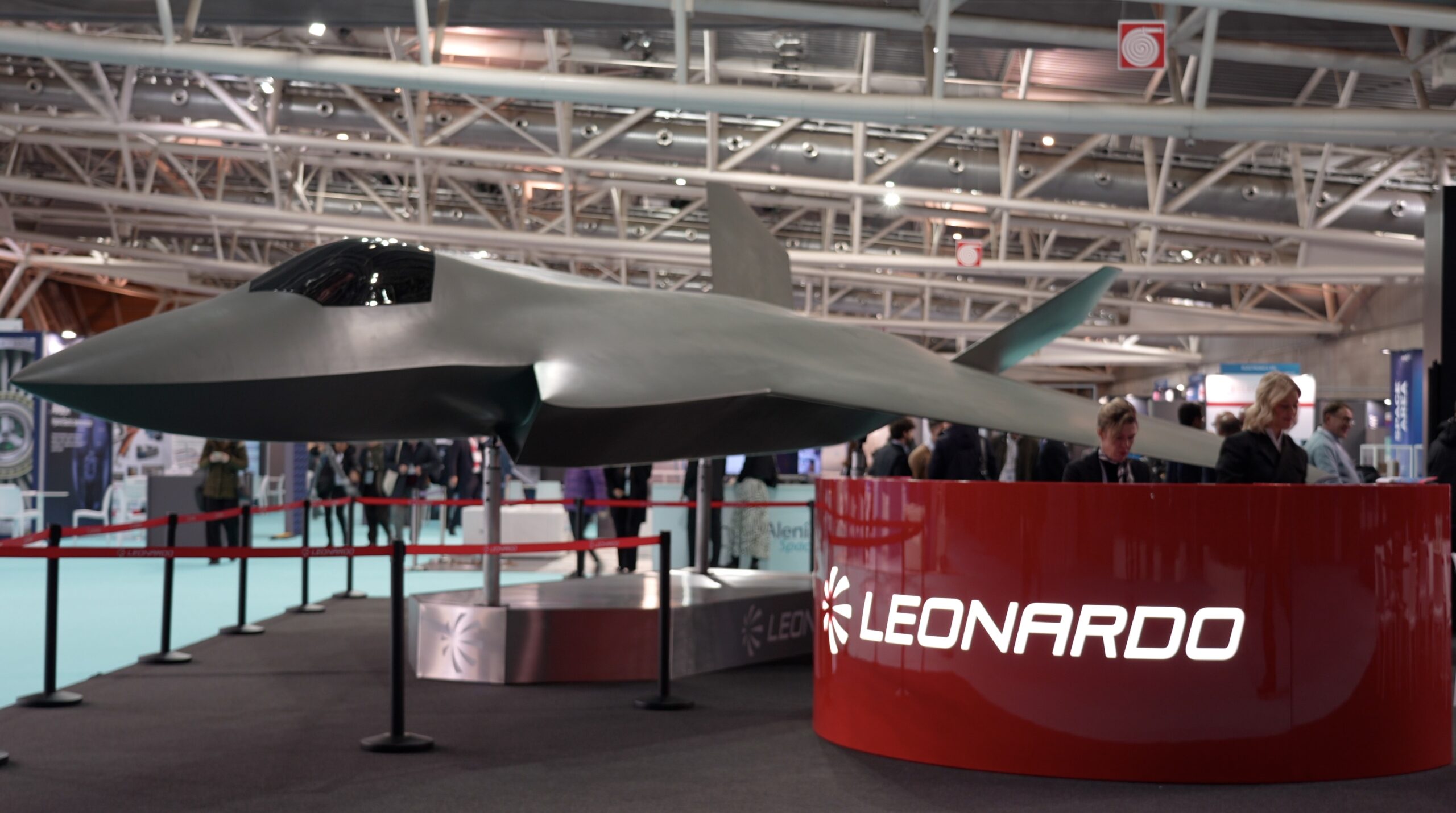 Aerospazio e difesa | Viaggio tra caccia, droni e satelliti negli stand del settore che si fa ricco con la guerra: “Gli affari crescono rapidamente”