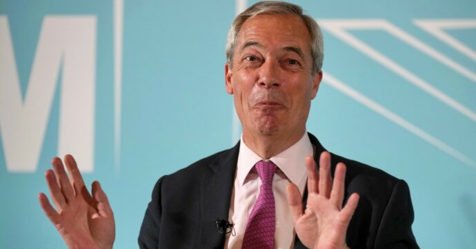Farage ai fan: “Alle elezioni 2029 con i conservatori”